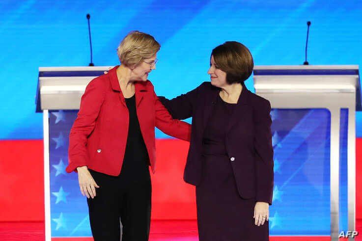 MANCHESTER, NEW HAMPSHIRE - FEBRUARY 07: (L-R) Democratic presidential candidates Sen. Elizabeth Warren (D-MA) and Sen. Amy…