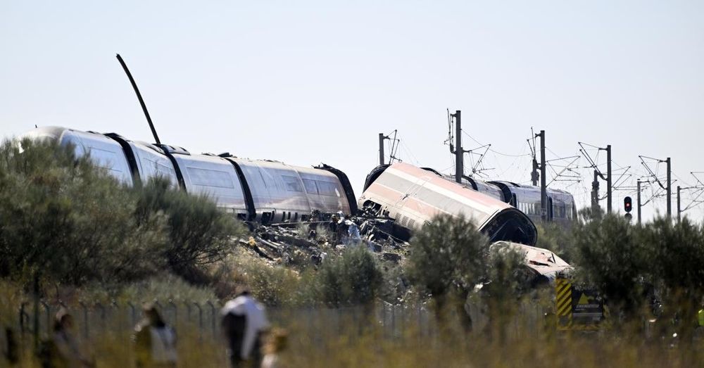 At least 30 dead in high-spreed train crash in Spain