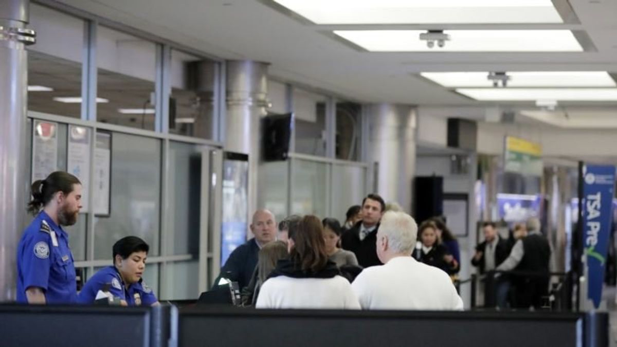 New York’s LaGuardia Halts Flights as Shutdown Drags on