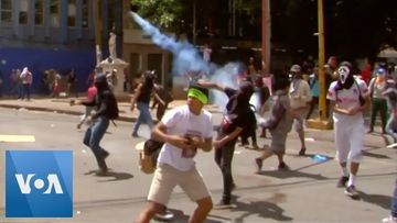 Rocks, Tear Gas Exchanged as Honduran Protesters Face Off With Riot Police