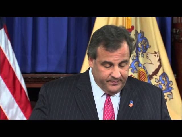 Chris Christie fires aide, apologizes for traffic jams