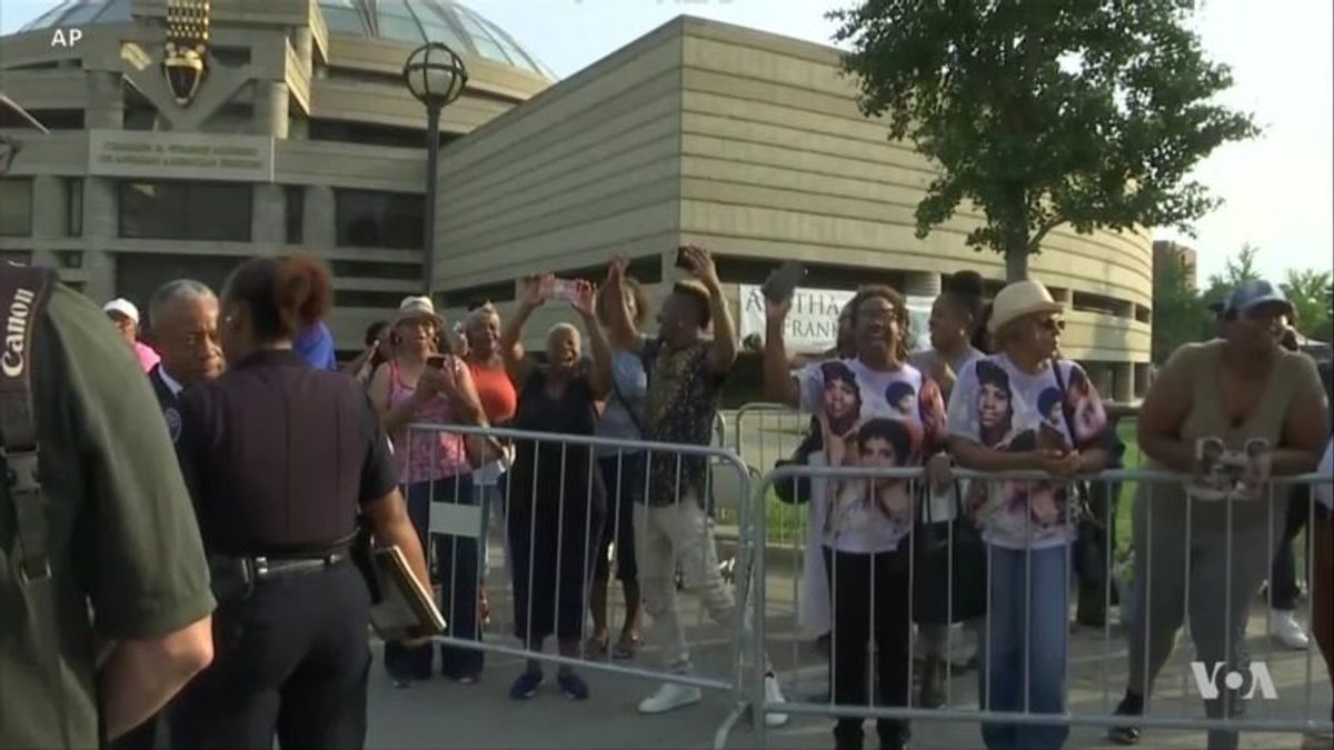 Mourners Pay Final Respects to Aretha Franklin at Public Viewing