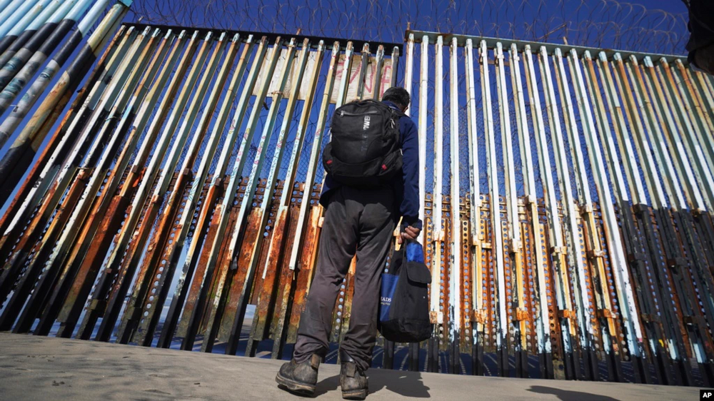 US Official: Possible New Migrant Influx Would Strain Border Patrols