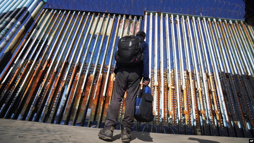 US Official: Possible New Migrant Influx Would Strain Border Patrols