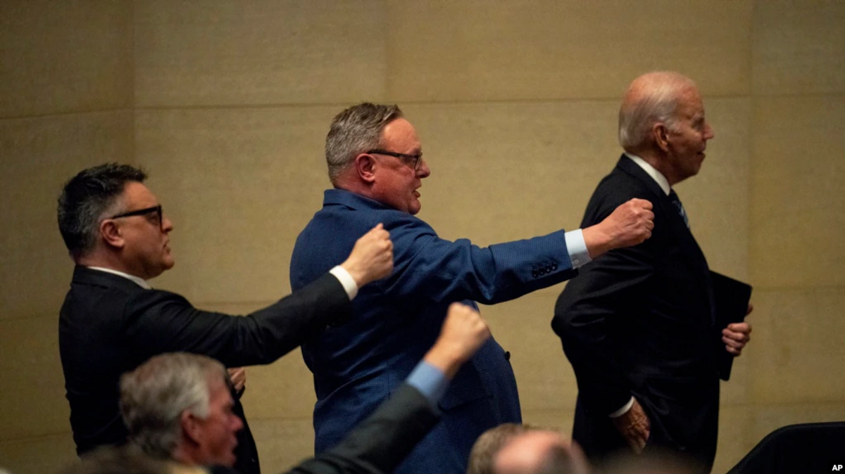 Biden Calls Former VP Mondale 'Giant' of Political History