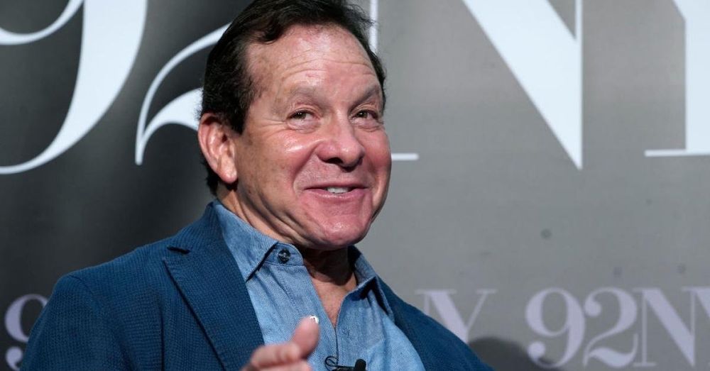 Actor Steve Guttenberg on scene of Palisades fire, aiding evacuation