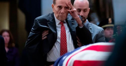 Former GOP presidential candidate, Senator Dole says he has advanced lung cancer