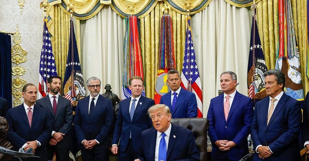 Trump meets with travel executives to celebrate industry's Summer season