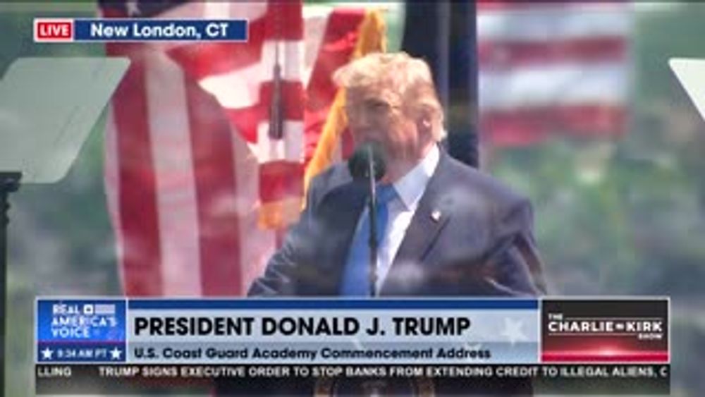 "NEVER, EVER GIVE UP!": POTUS GIVES POWERFUL ADVICE TO GRADS