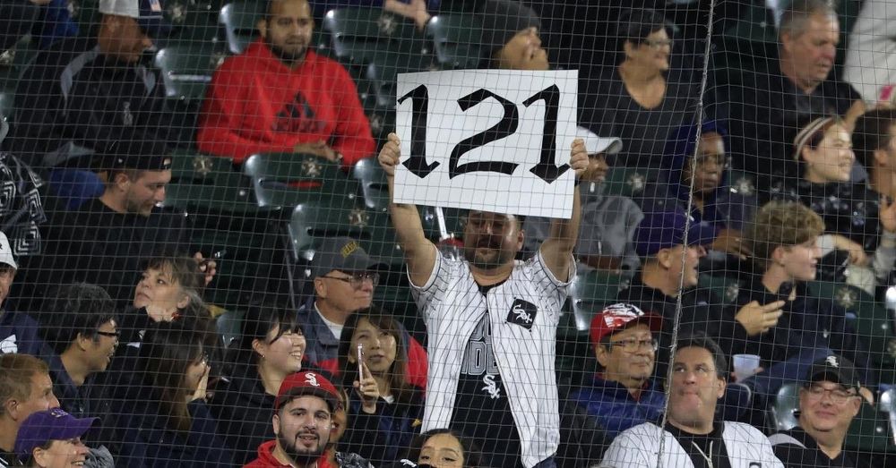 Chicago White Sox lose 121st game of the season, breaking MLB record