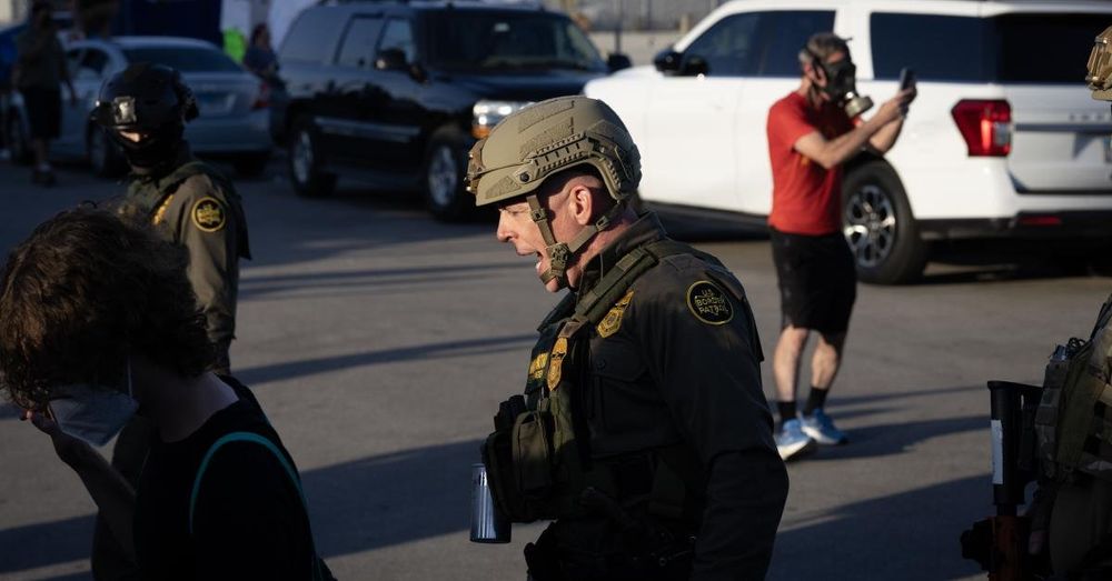 Border Patrol agents, ICE officers patrol Chicago in immigration crackdown operation, make arrests