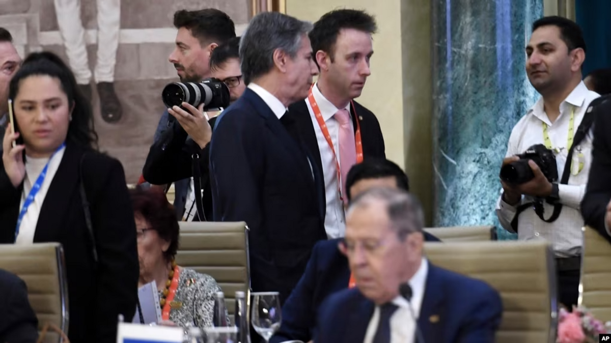 Blinken, Lavrov Meet Briefly as US-Russia Tensions Soar