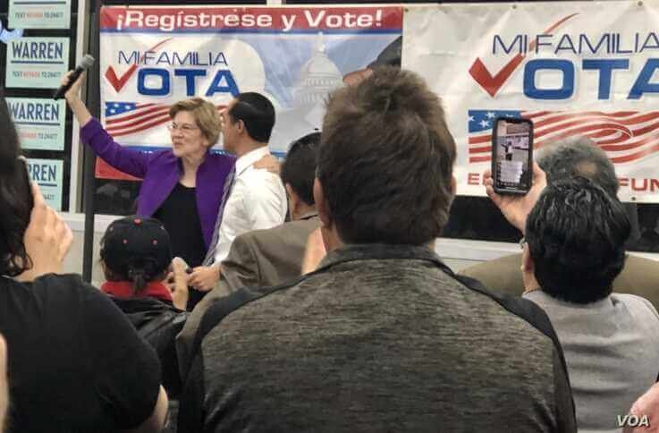 Former Secretary of Housing and Urban Development Julián Castro introduces Massachusetts Senator Elizabeth Warren to a standing ovation at Cardenas Market in East Las Vegas. (Carolyn Presutti/VOA)