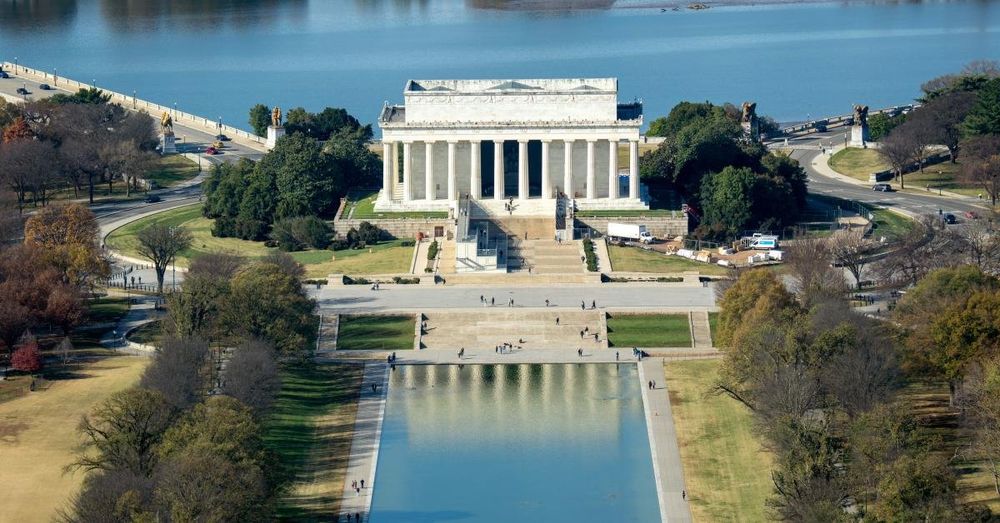 Trump to refurbish bottom of Lincoln Memorial Reflecting Pool with 'American flag blue' color