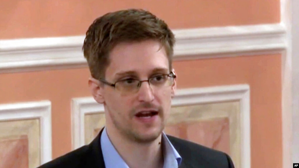 Putin Grants Russian Citizenship to Edward Snowden