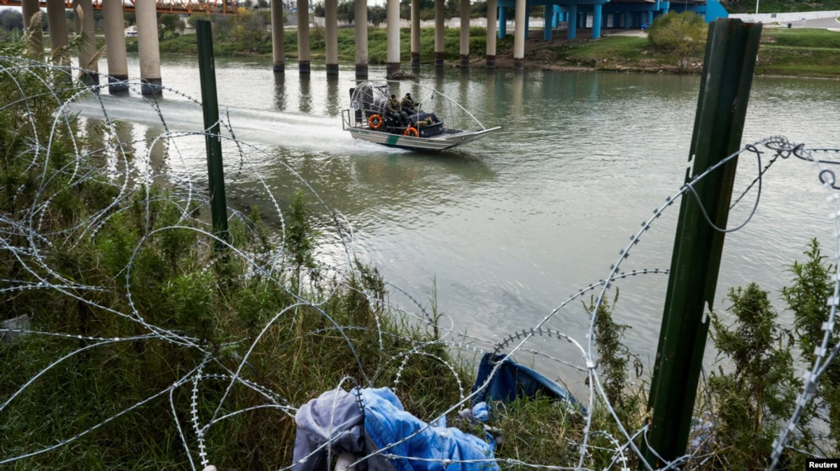 US Supreme Court Temporarily Blocks Ending Migrant Restrictions