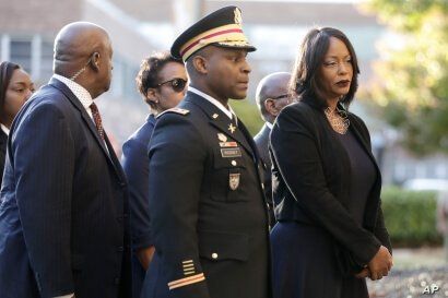 Mourners, including Maya Rockeymoore, right, widow of U.S. Rep. Elijah Cummings follow behind pallbearers walking with the…