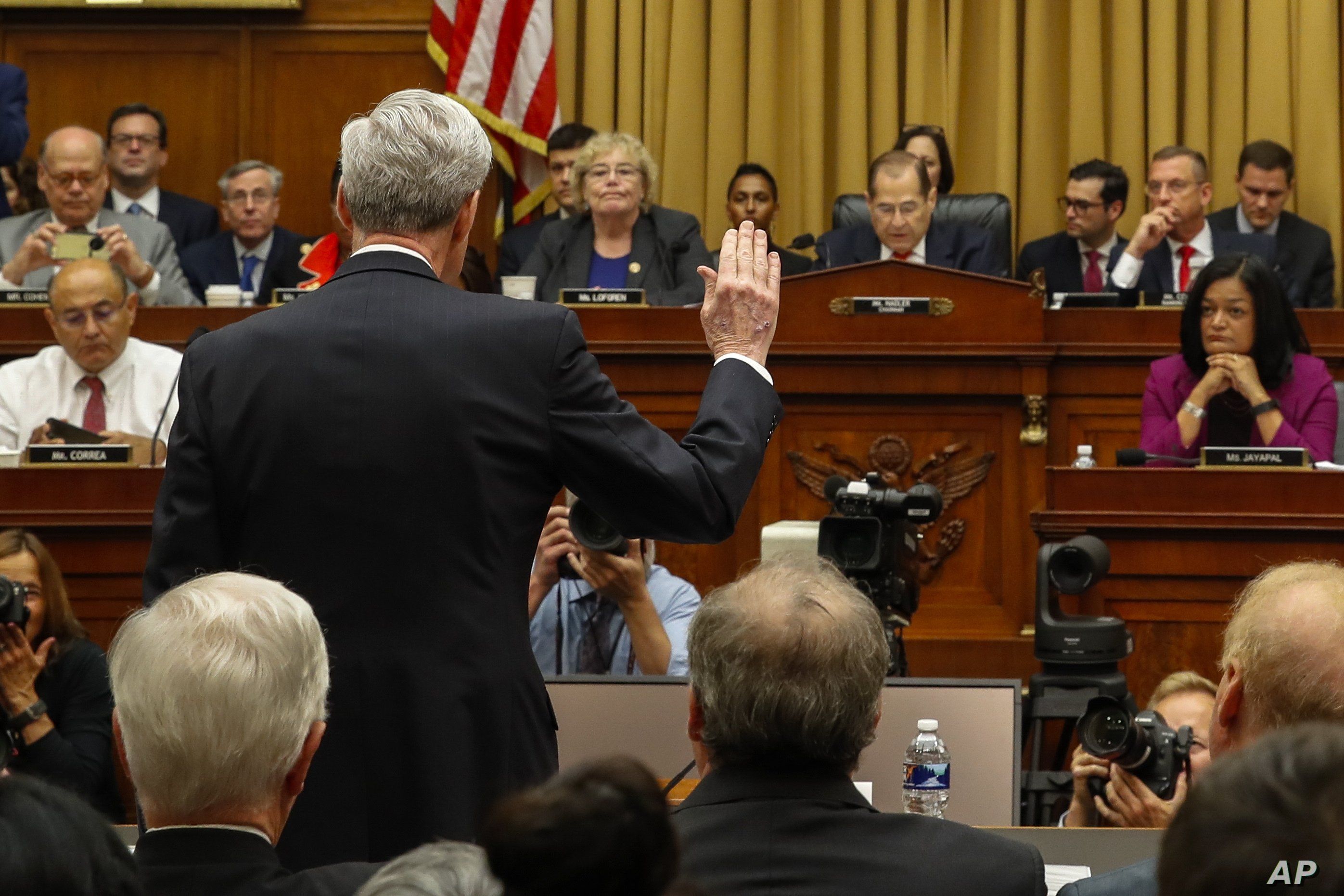  Former special counsel Robert Mueller is sworn in by House Judiciary Committee Chairman Jerrold Nadler to testify before the House Judiciary Committee hearing on Capitol Hill, July 24, 2019, in Washington. 