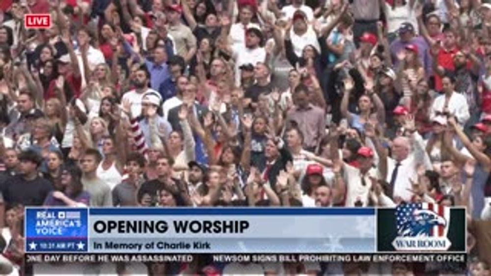 CROWD SINGS AND WORSHIPS TOGETHER AT CHARLIE KIRK'S SERVICE