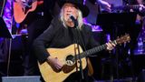 Country Music Hall of Fame singer John Anderson, known for the hit 'Swingin,' dead at 71