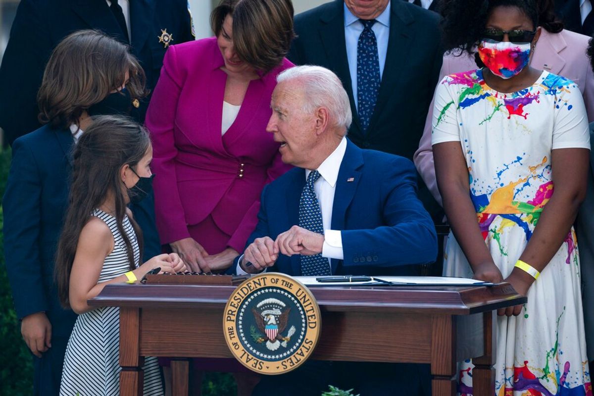 Biden Signs Bill Awarding Medals to US Capitol Riot Responders