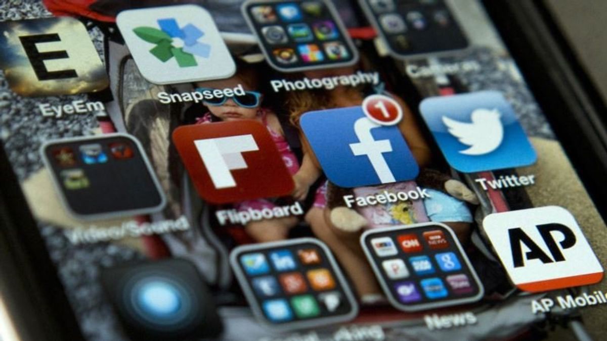 Facebook, Twitter Remove Accounts Linked to Iran, Russia