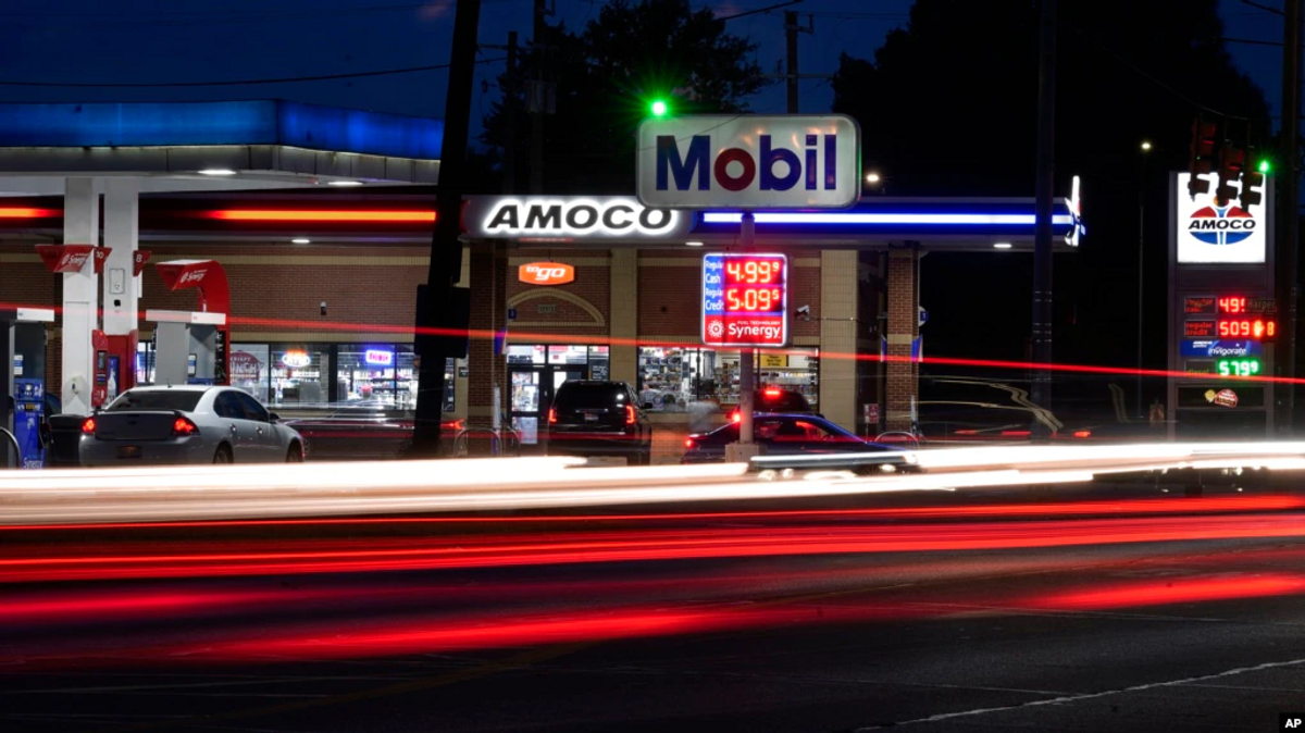 Average US Gasoline Price Falls 19 Cents to $4.86 per Gallon