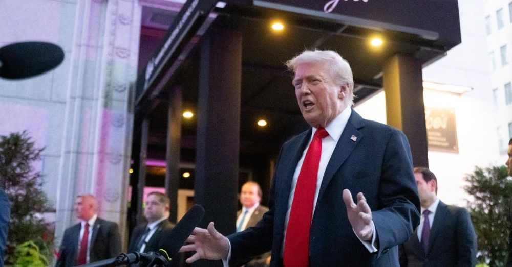 Trump unexpectedly dines out in Washington to promote effects of crime crackdown