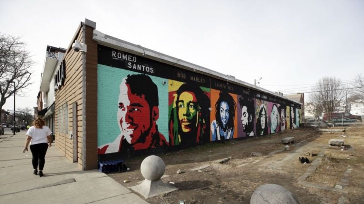 Faded Mill city a Fitting Backdrop for Warren’s Campaign Launch