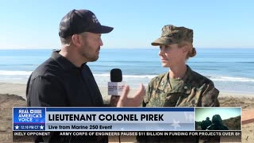 WOMEN ARE HOLDING THE STANDARD IN THE US MARINE CORPS