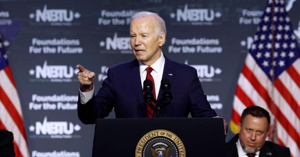 Biden appears to read 'pause' on teleprompter, drawing comparisons to movie 'Anchorman'