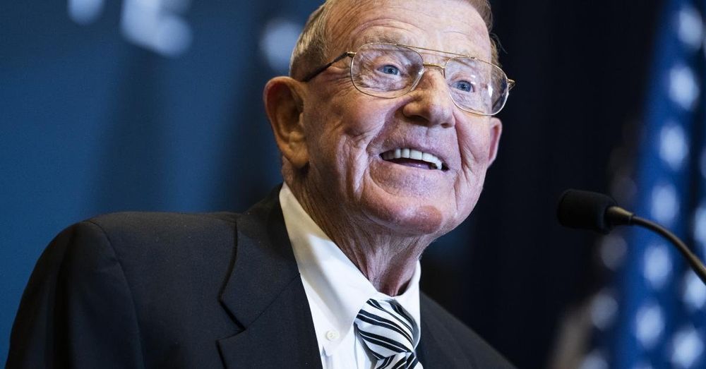 Notre Dame football icon Lou Holtz dies at 89