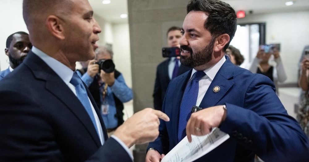 Jeffries, Lawler argue in Capitol hallway over Obamacare amid government shutdown: 'Embarrassment'