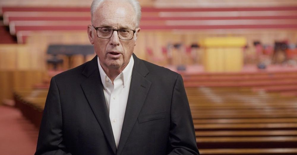 John MacArthur, pastor of Grace Community Church in Los Angeles, dies at 86 after hospitalization