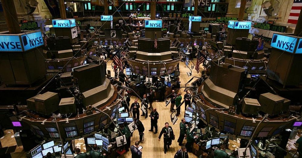US stocks rebound after positive economic updates, oil prices dropping