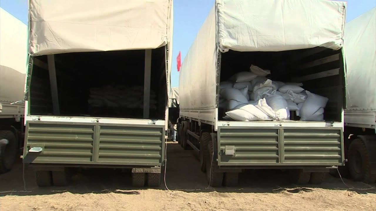 Russian aid convoys at Ukraine border