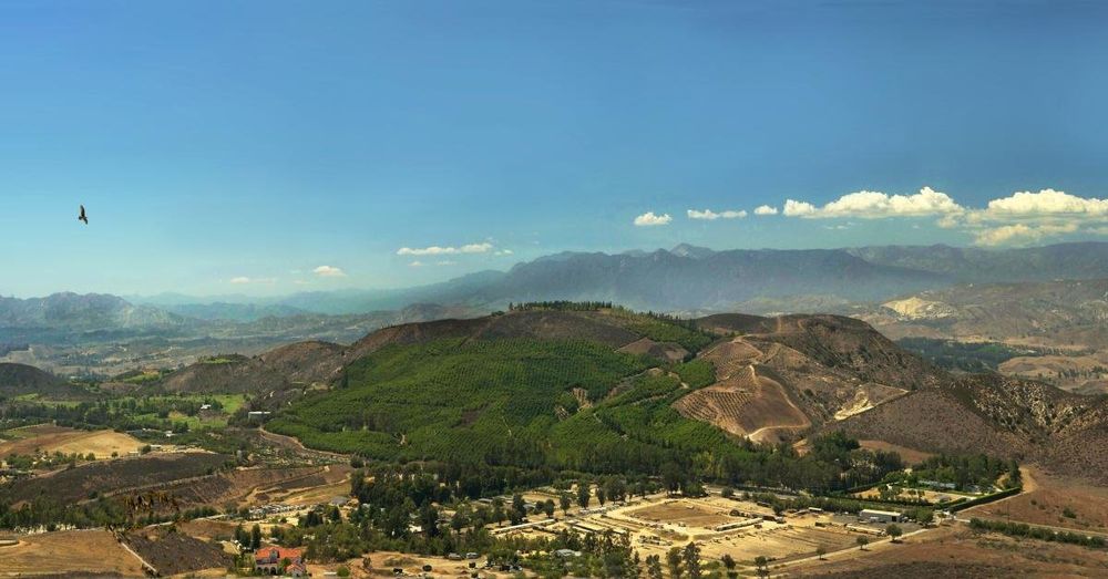 Simi Valley fire forces evacuations, burns more than 180 acres