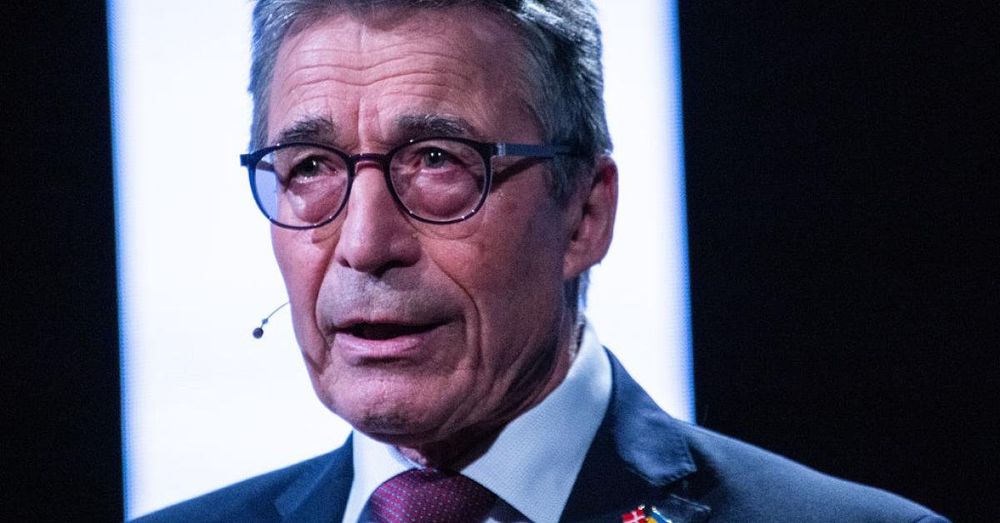 Former NATO chief warns bloc on verge of 'disintegration'