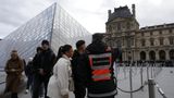 Paris police find major security gaps at Louvre after theft