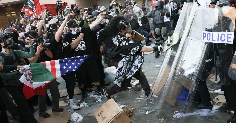 Anti-ICE protesters clash with agents outside federal building in downtown Los Angeles