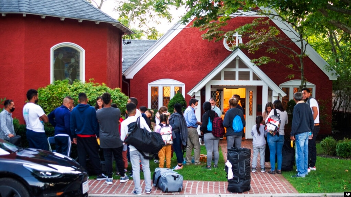 Florida, Texas Escalate Flights, Buses to Move Migrants