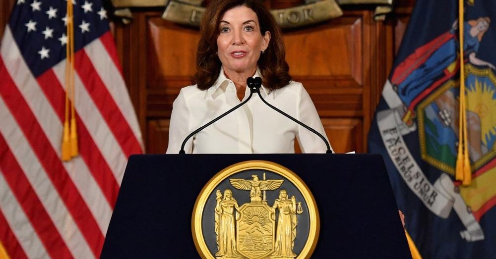 Hochul again extends New York's mask mandate