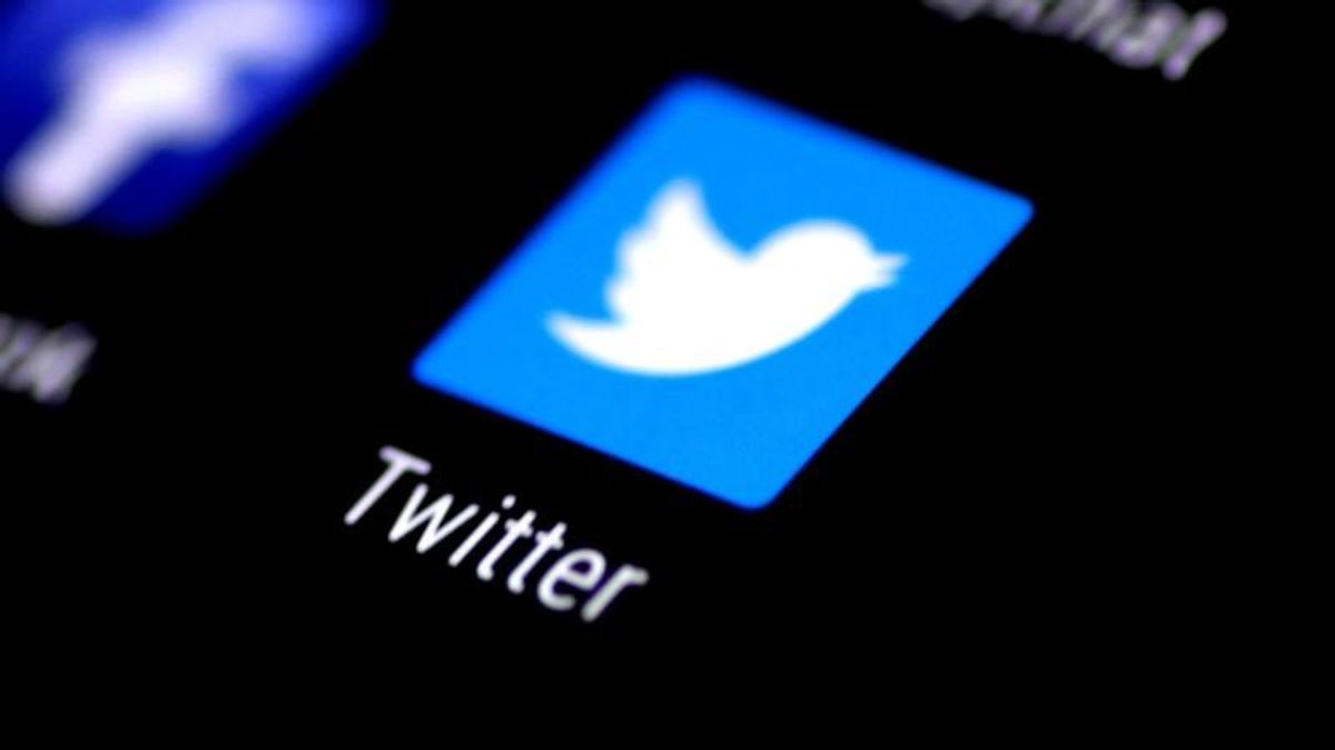 Twitter Suspends 2 Accounts in Mueller Indictments