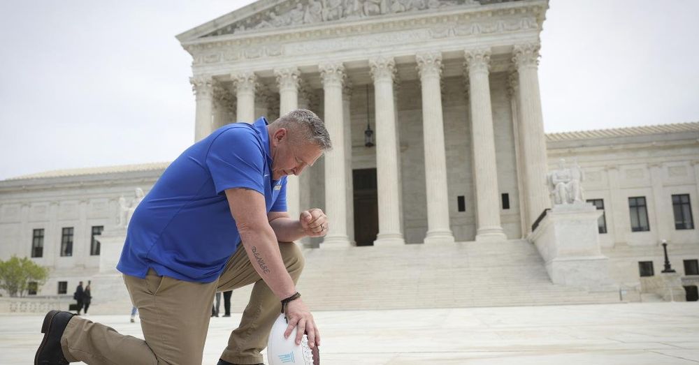 Football coach who won Supreme Court case to pray on field quits after first prayer