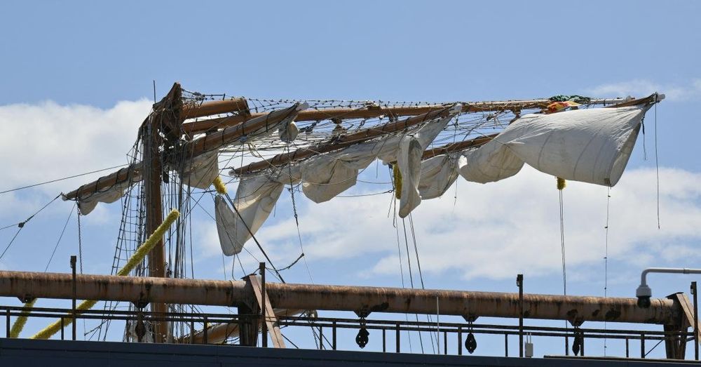 Radio calls for help began 45 seconds before Mexican training ship hit Brooklyn Bridge: officials