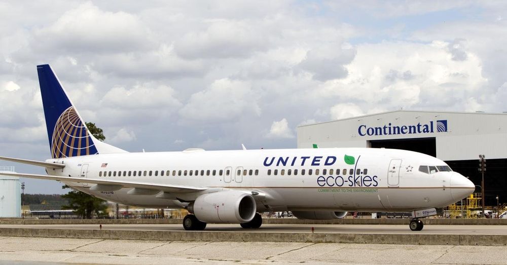 United Airlines experiences widespread system outage, causing hundreds of flight delays