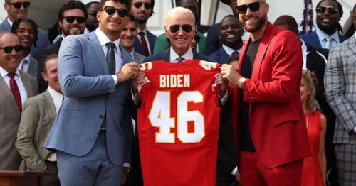 Patrick Mahomes pulls Travis Kelce away from White House podium during Chiefs' visit