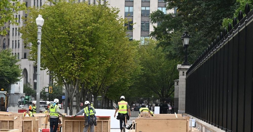 Feds begin fortifying DC with security barriers, fencing roughy 3 months ahead of Inauguration Day