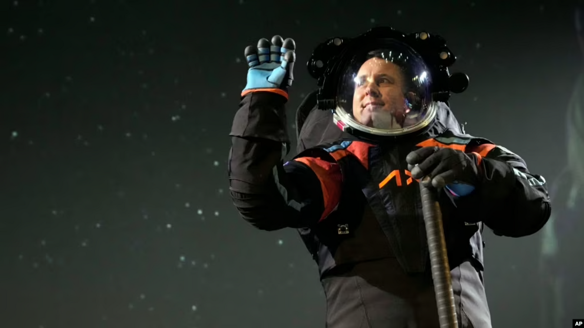 Future NASA Moonwalkers to Sport Sleeker Spacesuits