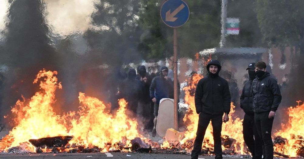 Police in Belfast blast immigration protestors with water cannons